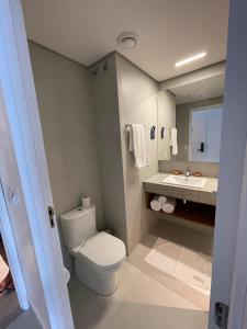 ein Badezimmer mit Toilette und Waschbecken in der Unterkunft Porto alto resort in Ipojuca