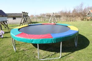 - un grand trampoline dans la pelouse de la cour dans l'établissement De Groede, à Oosterend