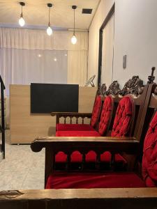 een kamer met een tafel en stoelen met schoenen erop bij Hotel Ensueño in Pereira