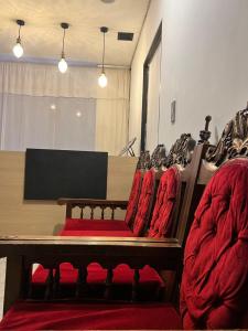 een rij stoelen in een kamer met een bank bij Hotel Ensueño in Pereira +43 foto's