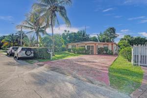 una casa con un coche aparcado delante en Cozy Miami 2Bd Bungalow, en Biscayne Gardens