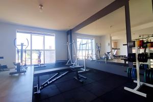 Habitación grande con gimnasio y espejo grande. en Saint Sebastian ap316-flat com hidro, ate 4pessoa!, en Jaraguá do Sul