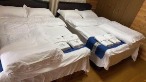 En eller flere senger på et rom på 温泉付き貸切別荘琵琶湖徒歩圏内With hot spring グループファミリーok 大人数でご利用だとお得連泊がお得BBQ可能自転車無料利用可自带温泉独栋小别墅