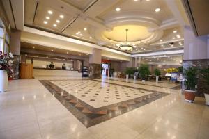 a lobby with a large hall with a large floor at 레전드호텔 in Daejeon