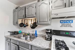Kuchyň nebo kuchyňský kout v ubytování KING SUITE ON 16TH AVE + 3 fotografie