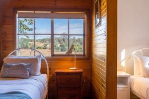 Quarry HillにあるThe Family Farmhouseのベッド2台と窓のある寝室