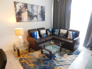Zona de estar de Sunset 205, sleeps six, next door to the pool, 100m to the beach!