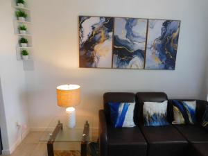 Zona de estar de Sunset 205, sleeps six, next door to the pool, 100m to the beach!