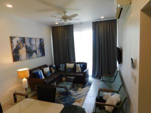Zona de estar de Sunset 205, sleeps six, next door to the pool, 100m to the beach!