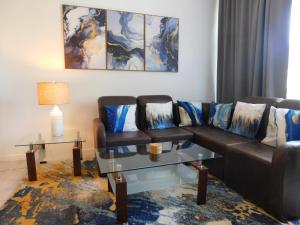 Zona de estar de Sunset 205, sleeps six, next door to the pool, 100m to the beach!