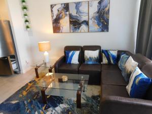 Zona de estar de Sunset 205, sleeps six, next door to the pool, 100m to the beach!