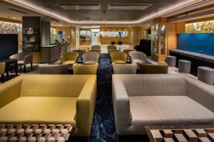 ein Wartezimmer mit Stühlen und Tischen in der Unterkunft Dotonbori Hotel in Osaka