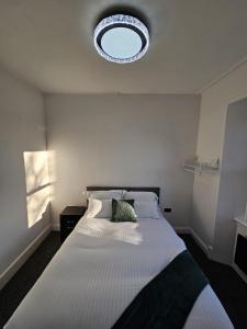 Postel nebo postele na pokoji v ubytování Central Hotel Edinburgh