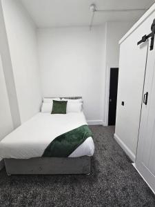 Postel nebo postele na pokoji v ubytování Central Hotel Edinburgh