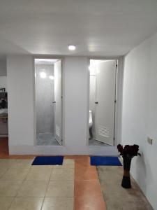 Ванная комната в Arthur Holiday Inn Puro Legaspi City Boulevard