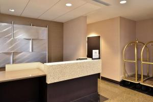 a hotel lobby with a counter and a refrigerator at Hotel Belvoir Springfield in Springfield +25 photos