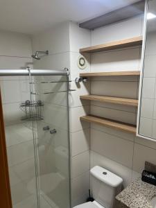 a bathroom with a toilet and a glass shower at Apartamento vista privilegiada, DF PLAZA in Brasilia +28 photos