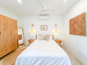 Ένα ή περισσότερα κρεβάτια σε δωμάτιο στο Stunning Boho Chic Beach Bungalow