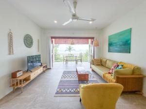 Χώρος καθιστικού στο Stunning Boho Chic Beach Bungalow