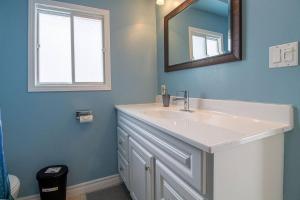 A bathroom at Waterfront Cottage Near Toronto Private Dock, Water Crafts, BBQ Wi-Fi - Sleeps 4 Még 16 kép