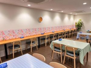 久留米市Hotel Kurume HIlls的餐厅里的一排桌椅