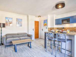 Posezení v ubytování Charmant appartement rénové avec balcon et WiFi à Cabourg - FR-1-788-62