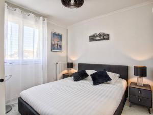 Postel nebo postele na pokoji v ubytování Charmant appartement rénové avec balcon et WiFi à Cabourg - FR-1-788-62