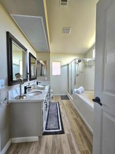 Φωτογραφία από το άλμπουμ του Desert Escape Home with 3BD 3BA with Pool and Jacuzzi σε Wildomar