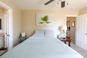 een slaapkamer met een groot bed in een kamer bij Desert Escape Home with 3BD 3BA with Pool and Jacuzzi in Wildomar