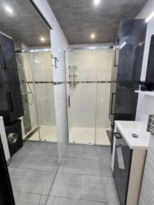 Ένα μπάνιο στο L'instant soleil au Lavandou Apartment