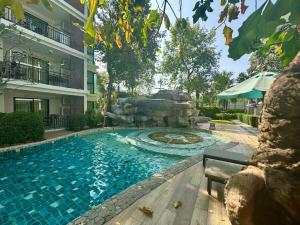 una piscina frente a un edificio en Apartment Title III Rawai Phuket, en Rawai Beach
