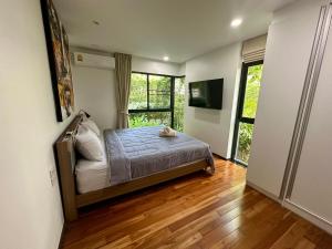 Un dormitorio con una cama y una ventana grande en Apartment Title III Rawai Phuket, en Rawai Beach 9 fotos más