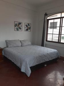 Een bed of bedden in een kamer bij Hotel Casa de Copan