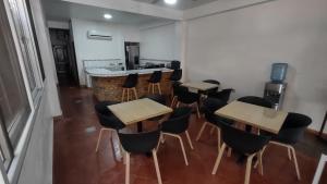 een groep tafels en stoelen in een kamer bij Hotel Casa de Copan in Copan Ruinas
