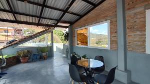 een kamer met een tafel en stoelen op een patio bij Hotel Casa de Copan in Copan Ruinas
