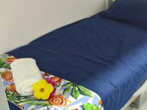 - un lit avec une serviette et des fleurs dans l'établissement JetPoint Family Home, à Nadi 28 autres photos