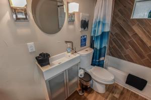 Koupelna v ubytování Wash Park Gem Large Lower Studio Prime Location