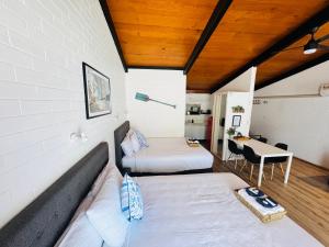 Jetty Motel The Entrance客房内的一张或多张床位