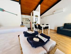 安特兰斯Jetty Motel The Entrance的一间卧室，配有一张床、一张桌子和几把椅子