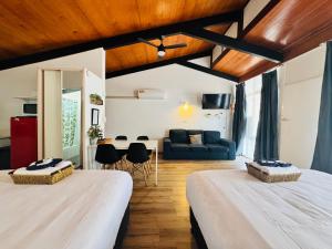 安特兰斯Jetty Motel The Entrance的带2张床的带客厅的客房