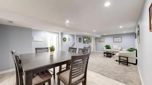 Un comedor y una sala de estar con mesa y sillas. en Cozy Lower Affordable Apartment great for families, en Arvada