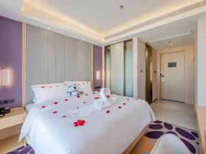 Letto o letti in una camera di Lavande Hotel Shenzhen International Convention and Exhibition Center Fuhai West Subway Station