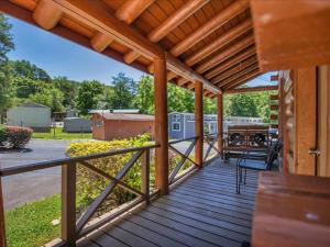 Rõdu või terrass majutusasutuses Deluxe 1 BR Cabin with Parking