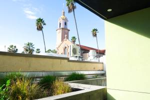 une église avec une tour d'horloge et des palmiers dans l'établissement Bright & Stylish 1-Bedroom, Walk to Netflix, Perfect for Long Stays FREE PARKING, à Los Angeles