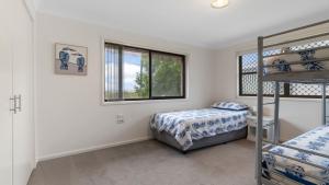 Un dormitorio con una litera y una ventana. en Close To River - 72 The Anchorage, en Hawks Nest