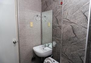 The JRJF Hotel near Tagum Terminal的一间浴室