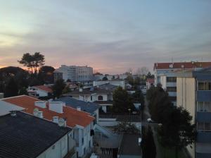 vista para uma cidade ao pôr-do-sol com edifícios em aerOPOrto Guesthouse em Maia