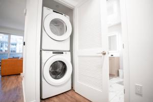 Gallery image of Ocean Breeze 2 bed Apt with FREE PARKING in Santa Monica in Los Angeles +32 photos