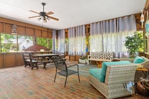 ein Wohnzimmer mit Möbeln und einem Deckenventilator in der Unterkunft Charming 3-Bed Cabin, Near Ocean City & Assateague in Berlin