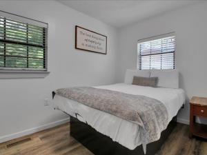 鸽子谷2BR Rustic Cabin with Views and Parking的一间白色卧室,配有床和2个窗户 更多17张照片